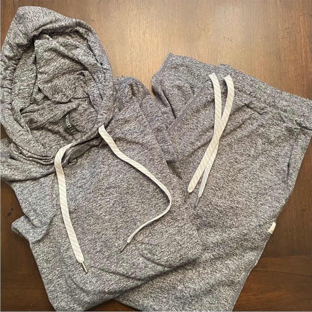 Vuori The Rise The Shine Jogger Set Size Small, excellent condition